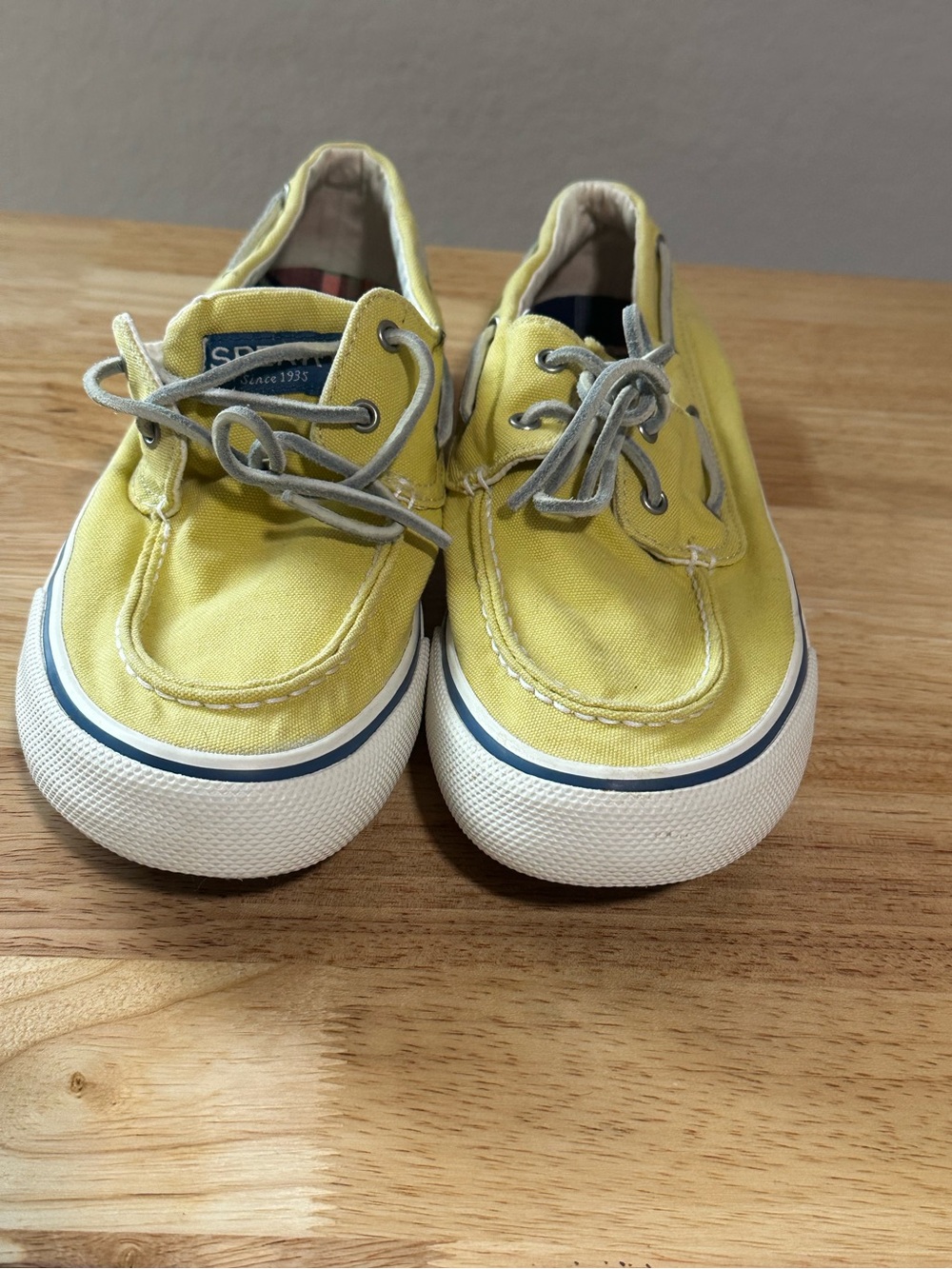 Sperry Men’s Yellow Canvas Boat Shoes  with Gray Laces size 8.5